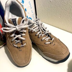 New Balance women’s Brown Sneakers